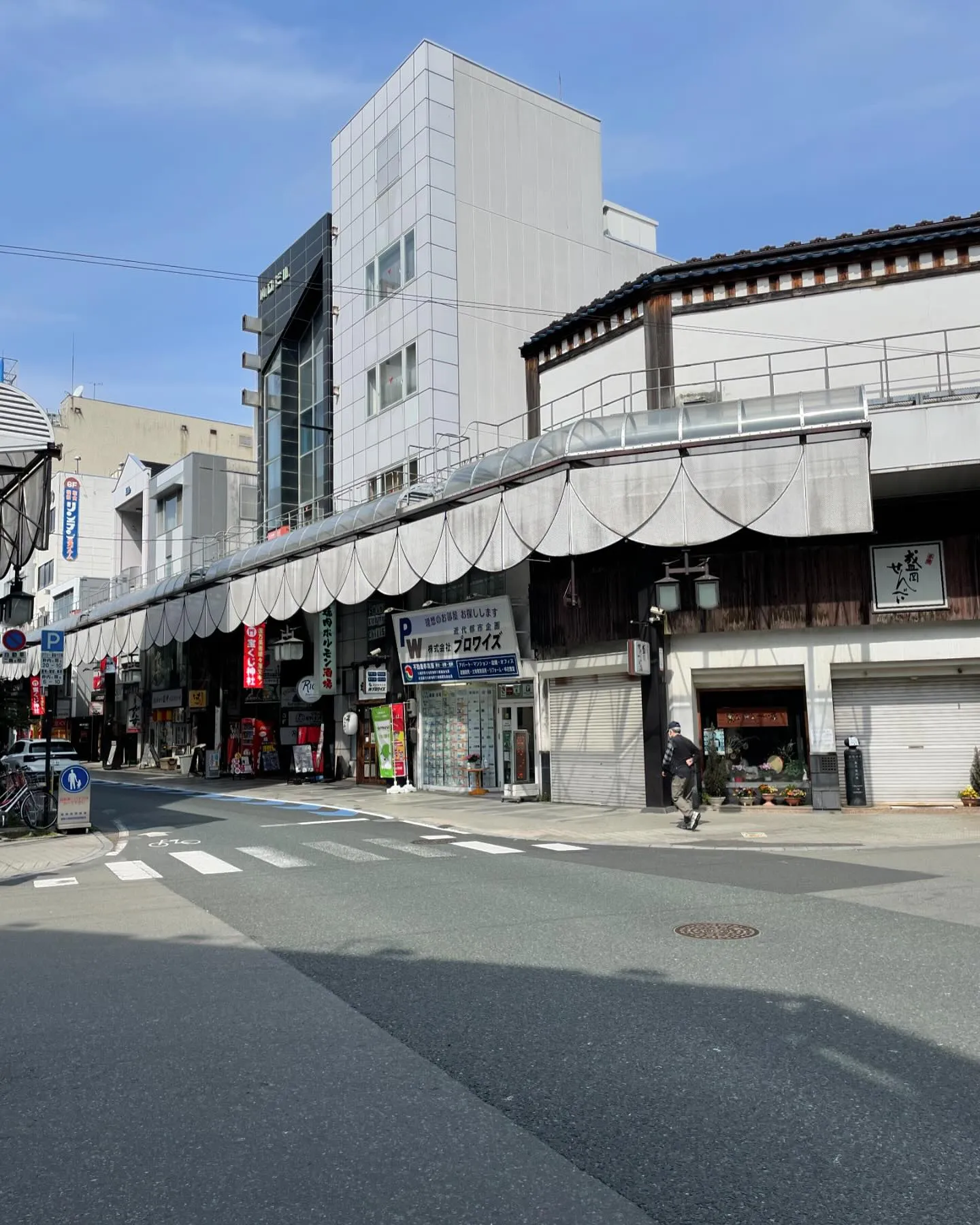 今日は朝イチで銀行巡り。