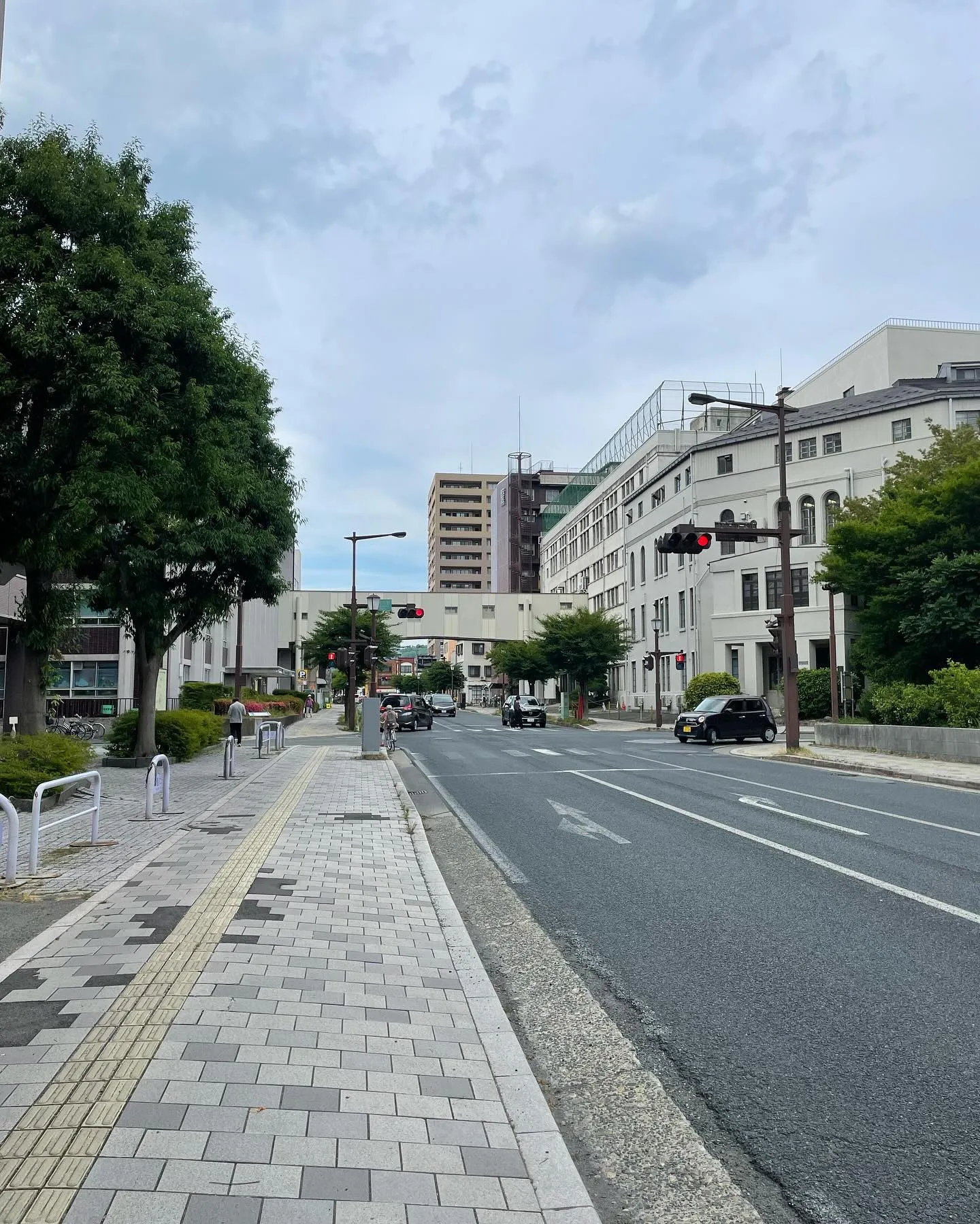 相続手続きが終わったお客様に、登記簿や家系図、請求書、エンデ...