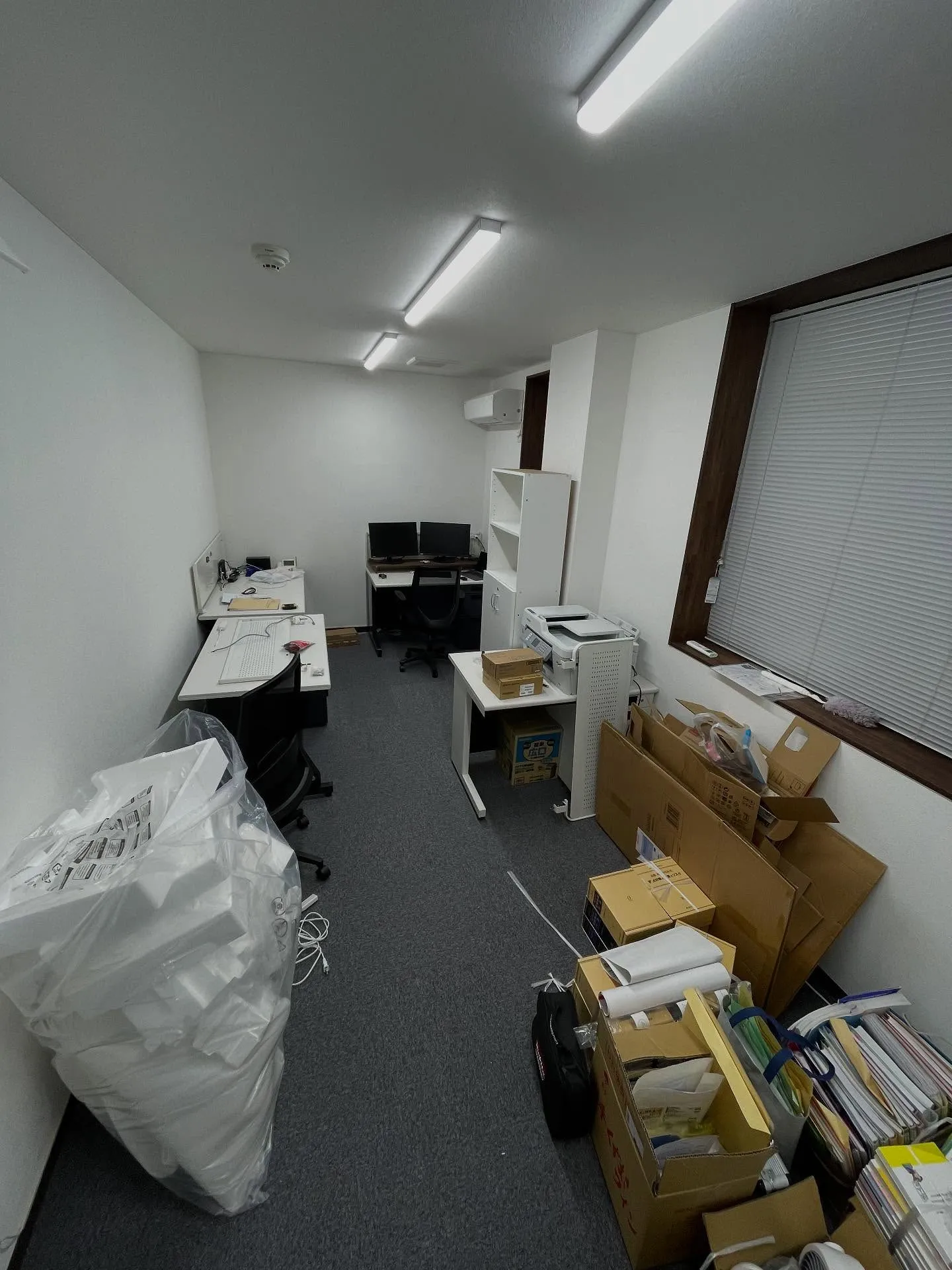 新しい事務所、少し片付いた感じ。