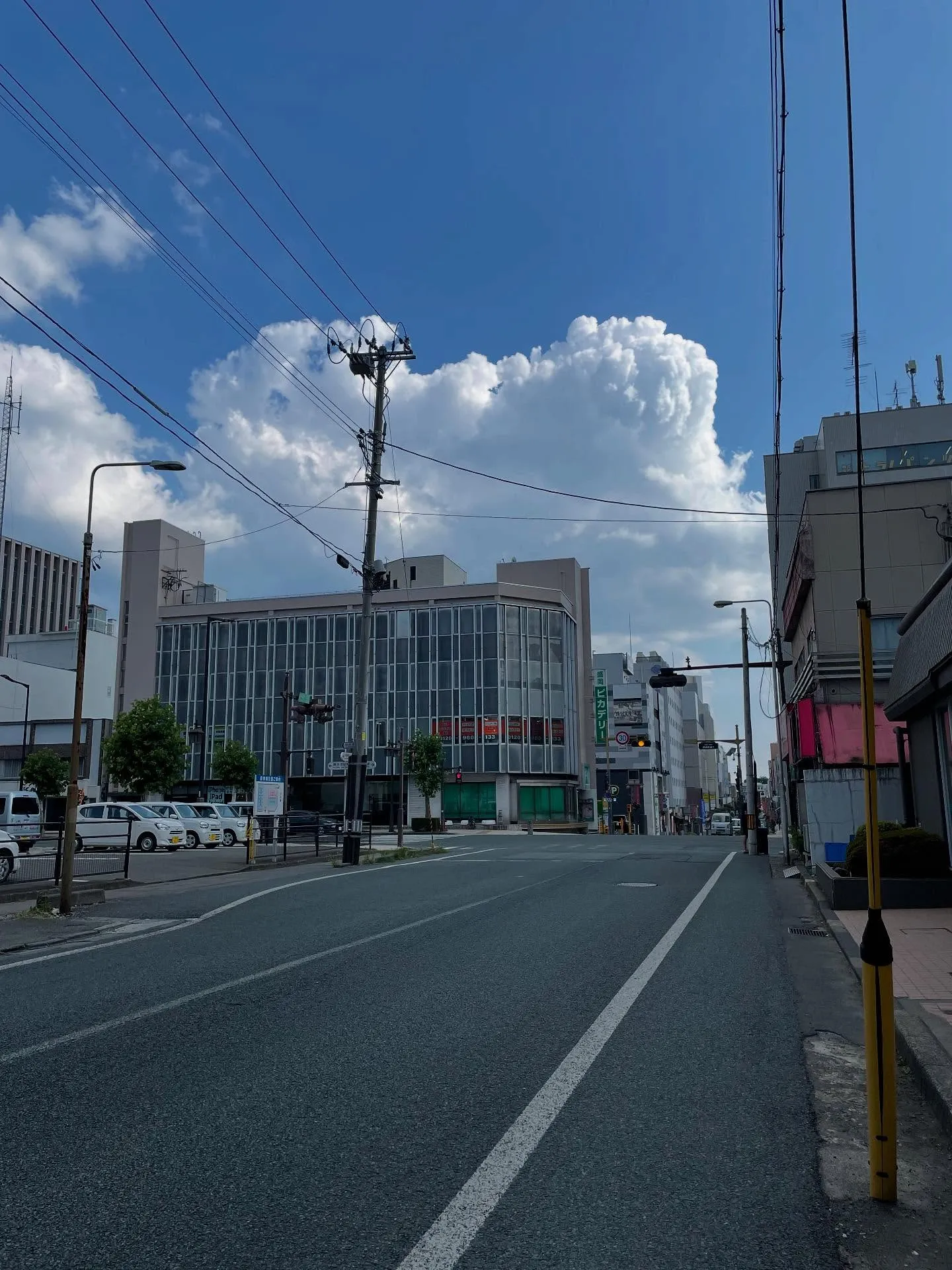 朝イチで市役所に行って、戸籍などを取ってから事務所に入り、す...