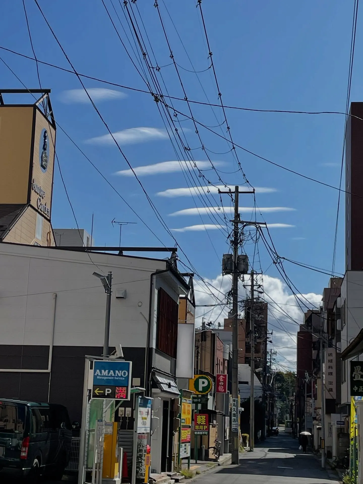 今日は朝イチで銀行の用事を済ませ、あちこちへの連絡と書類の整...