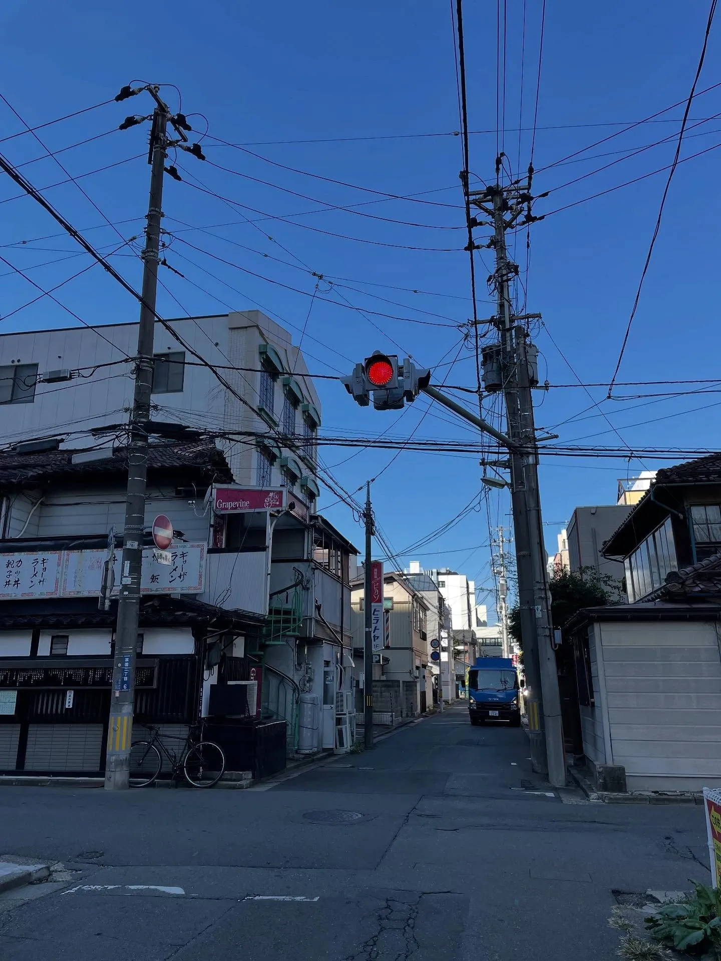 今日も朝イチで銀行の用事を済ませて、午前中は広告代理店の方と...