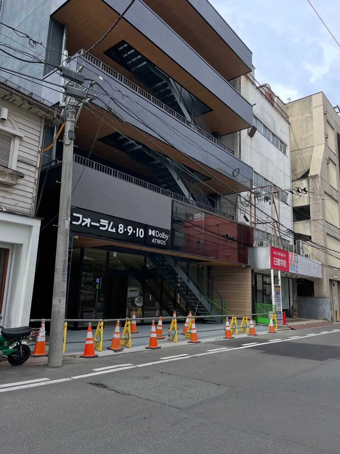 今日は朝からお客様への連絡で、書類を確認しながら進捗の報告、...