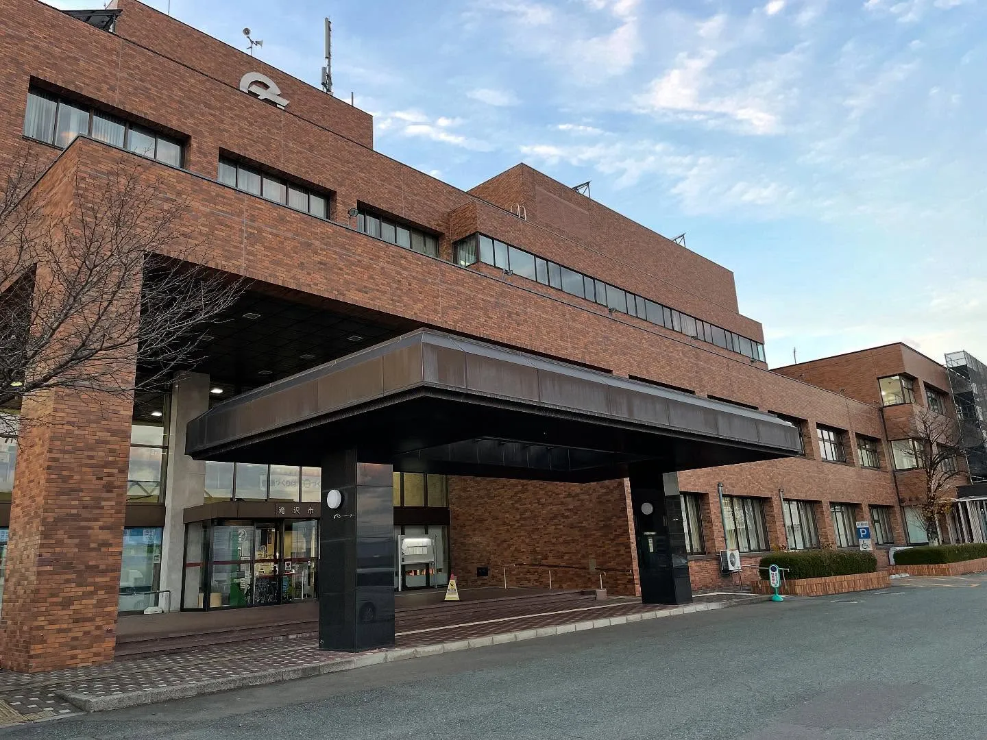 朝イチで戸籍の確認や伝票の整理をした後、事務所のホームページ...