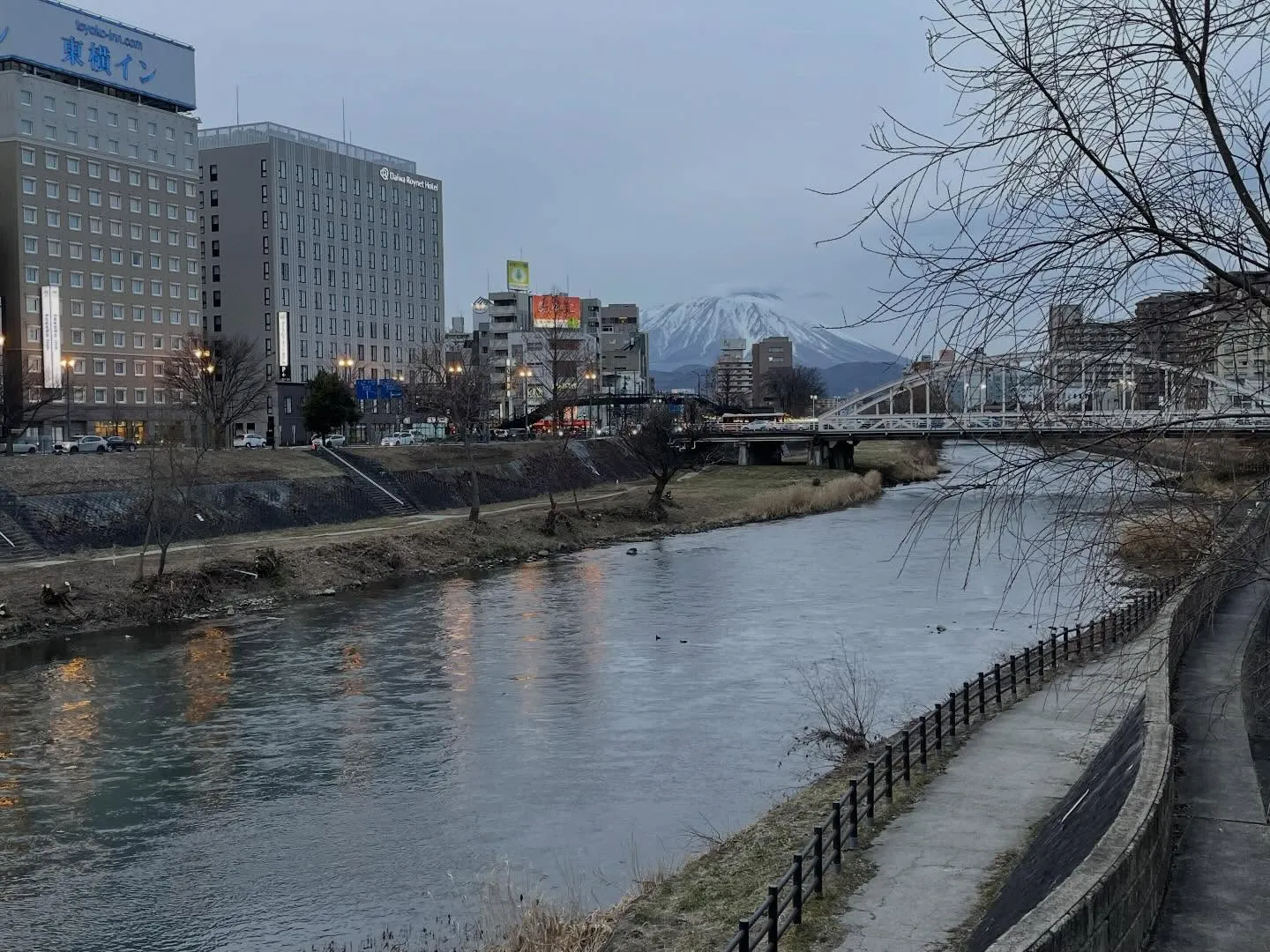 午前中に遺言書作成のお客様と相続手続きのお客様、契約書作成の...