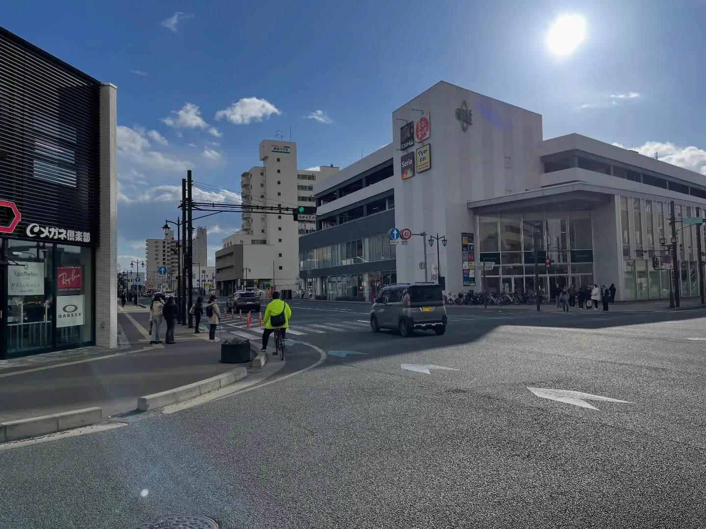 今日は銀行で相続手続きを一件やって、お客様の相続のご相談と公...